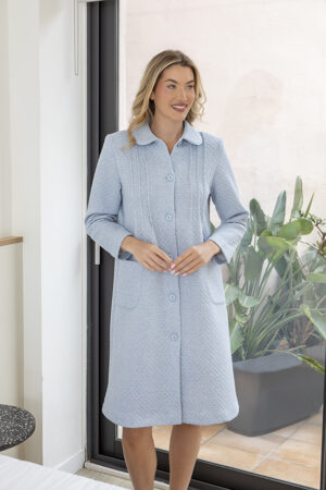 Bata de piqué con jaretas y cuello con cordón