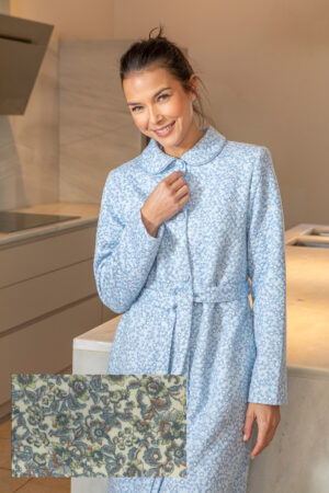 Bata larga de piqué, cuello bebé y cordón de adorno